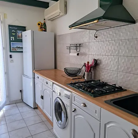 Dom wakacyjny Mas Provencal T4 Climatise Avec Parking Et Jardinet Aigues-Mortes